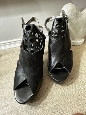 Guess Black Leather Peep-Toe Slingback high Heels